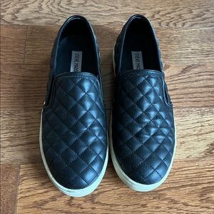 Steve Madden Ecentrcq black size 8.5 quilted slip on shoes